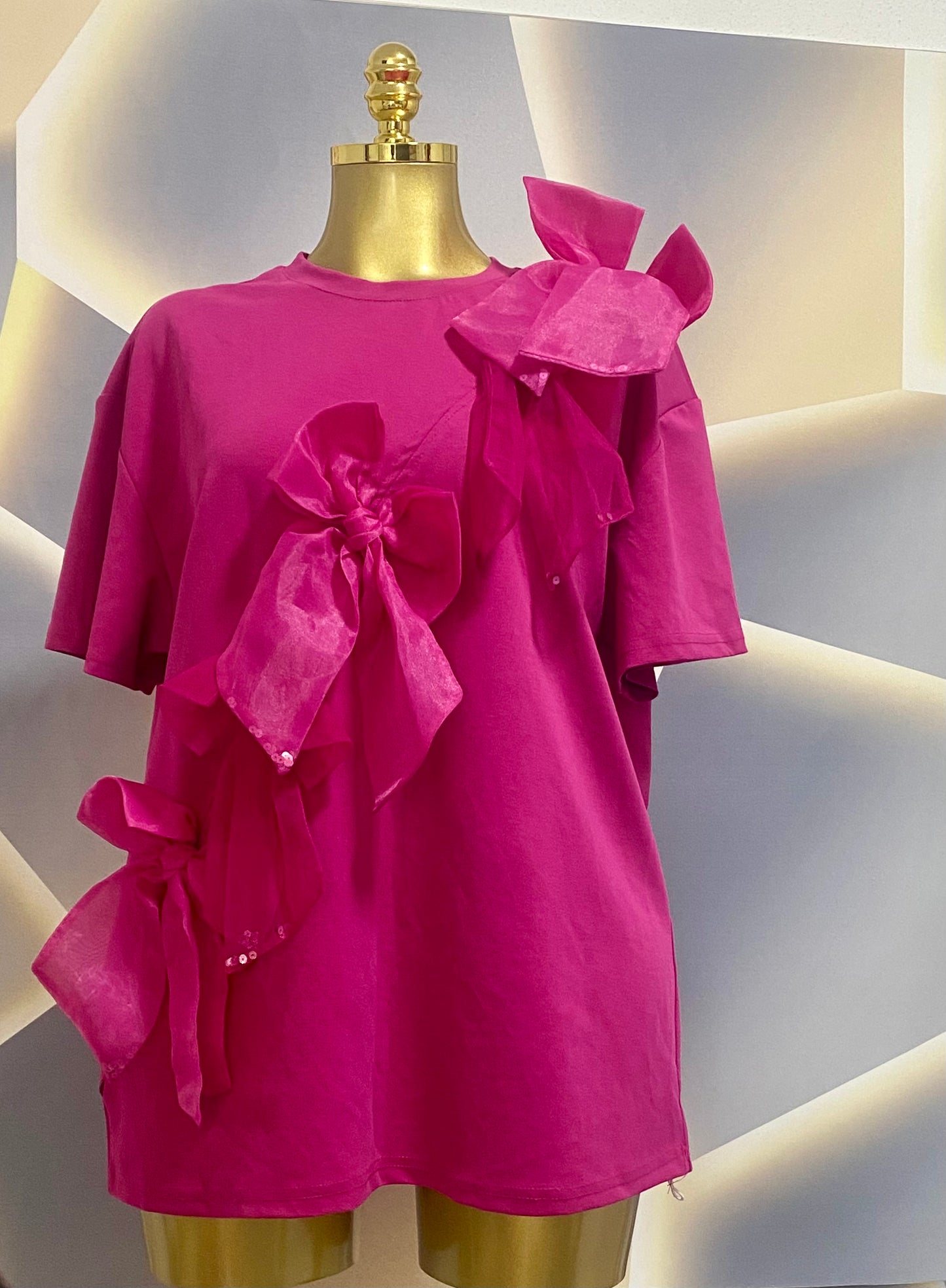 T-shirt Blanc Élégance à manche courte – Nœuds Roses en Organza