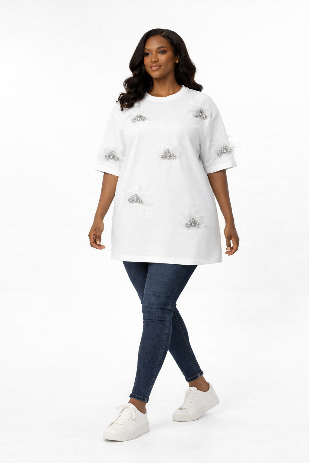 T-shirt blanc Cloudy Chic – Coupe droite & broderies grises