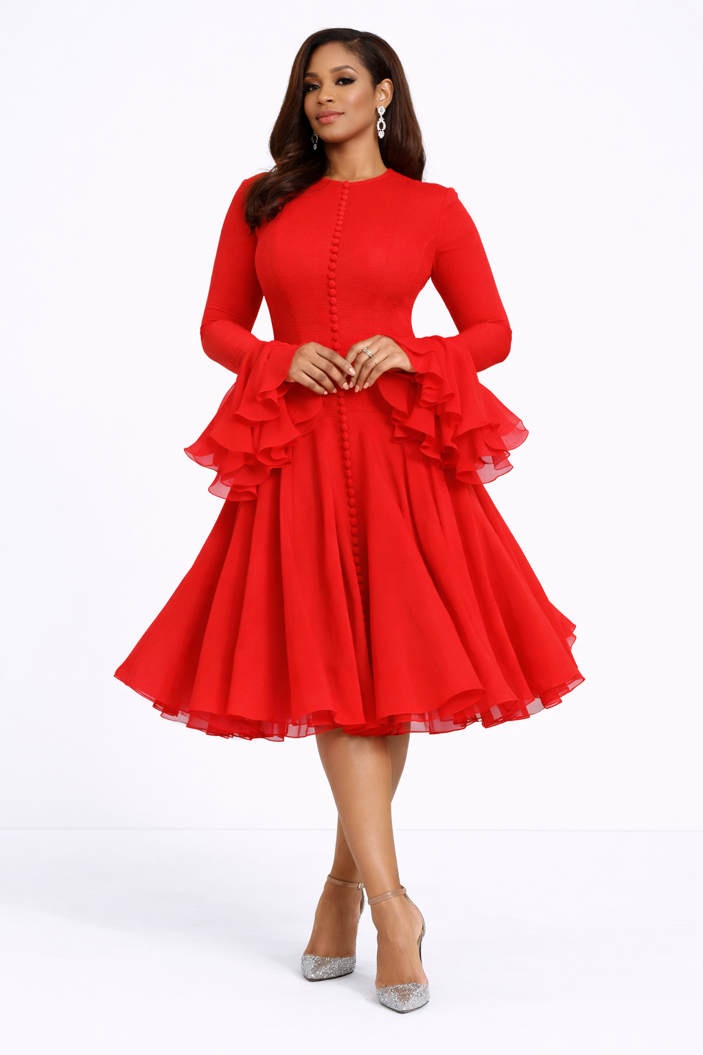 La nouvelle robe mi-longue à col montant, manches longues et taille cintrée au style raffiné