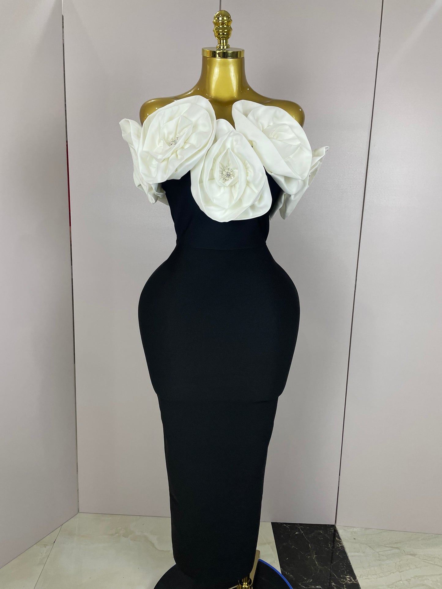 Robe Longue Ébène Glamour – Détails Dorés