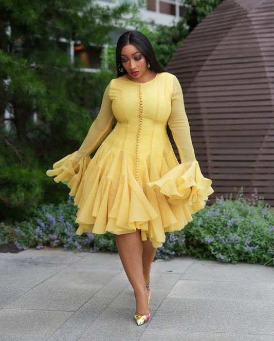 La nouvelle robe mi-longue à col montant, manches longues et taille cintrée au style raffiné