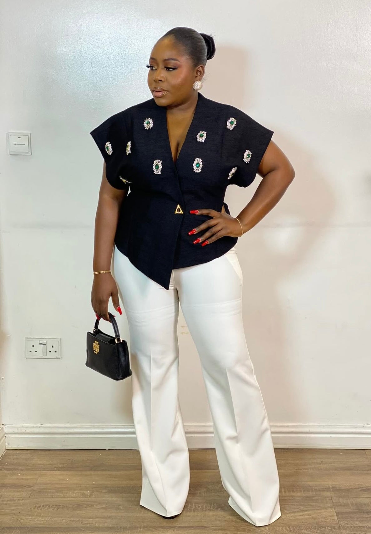 Top asymétrique chic avec broches bijoux