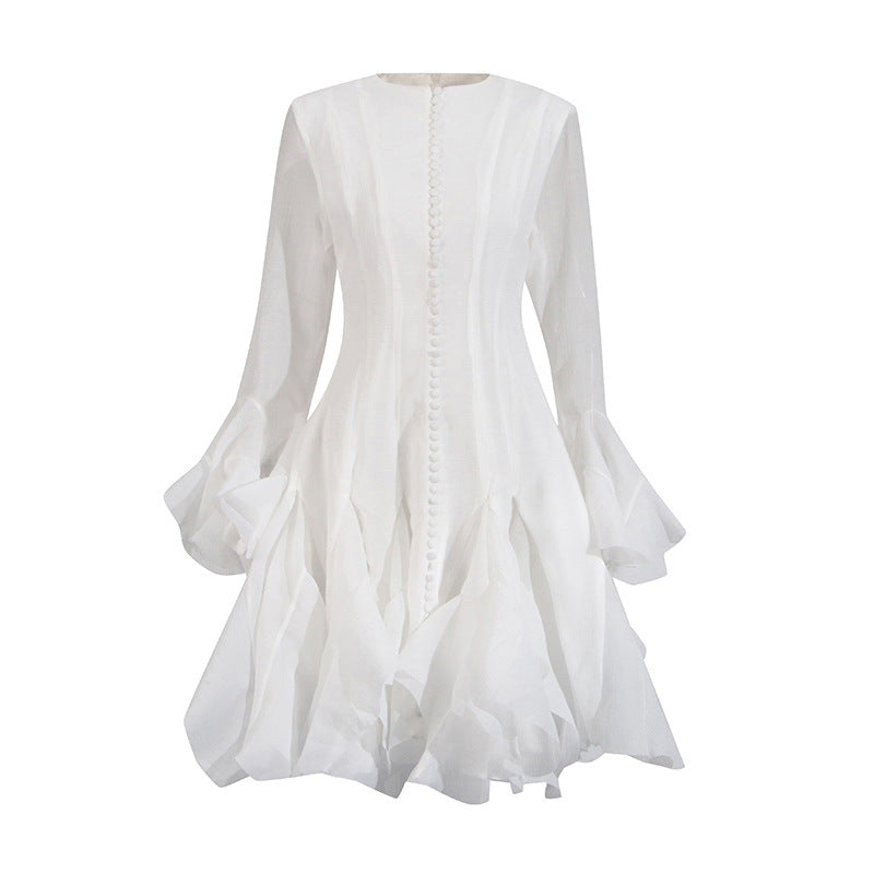 La nouvelle robe mi-longue à col montant, manches longues et taille cintrée au style raffiné