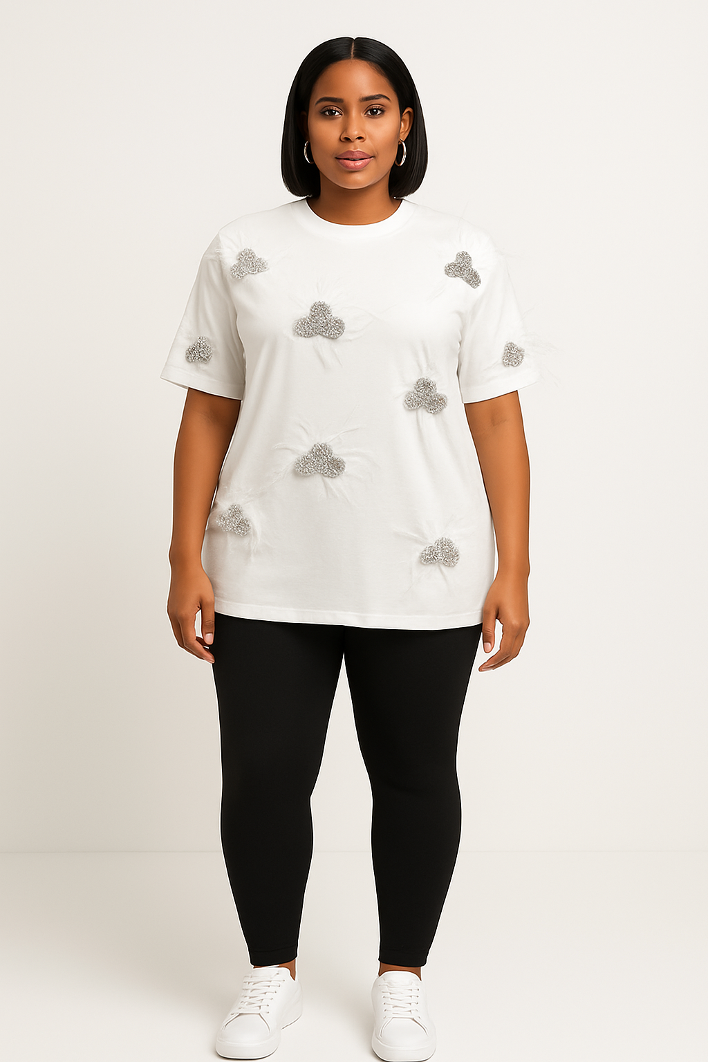 T-shirt blanc Cloudy Chic – Coupe droite & broderies grises
