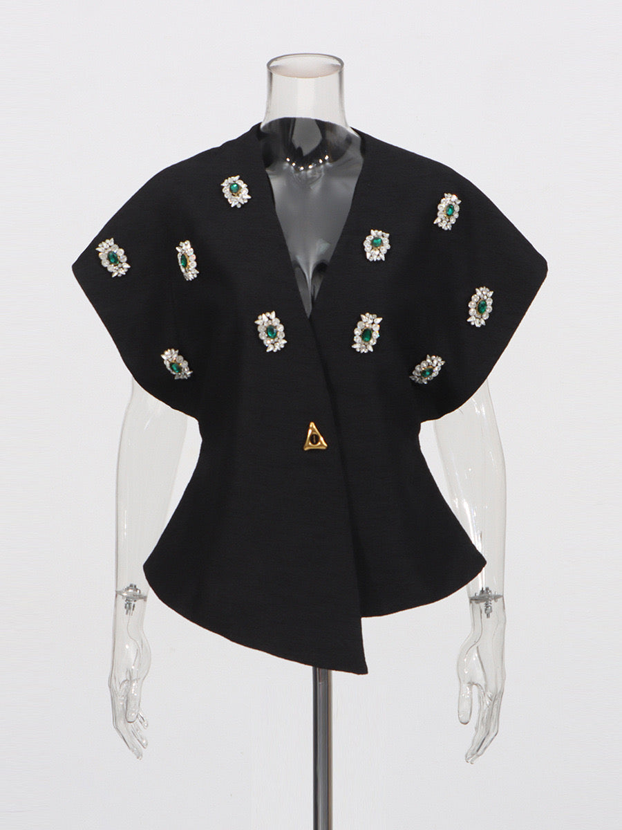 Top asymétrique chic avec broches bijoux