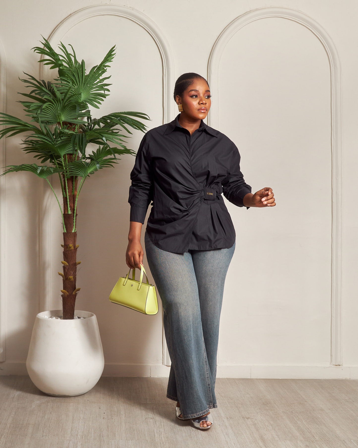 Chemise drapée élégante avec détail noué – Noir & Blanc