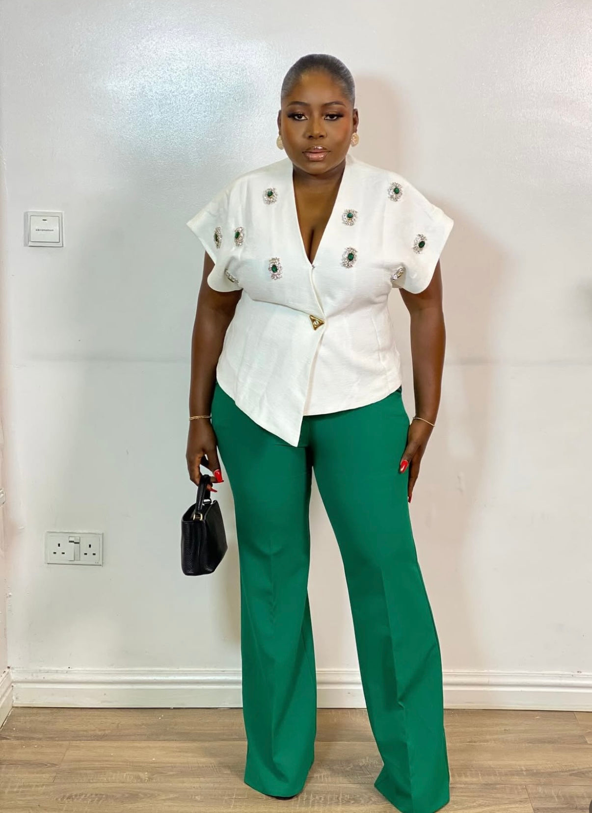 Top asymétrique chic avec broches bijoux
