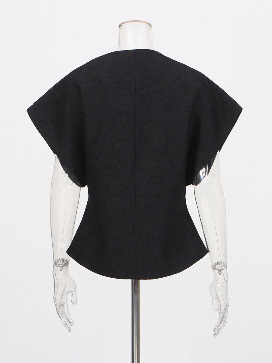 Top asymétrique chic avec broches bijoux