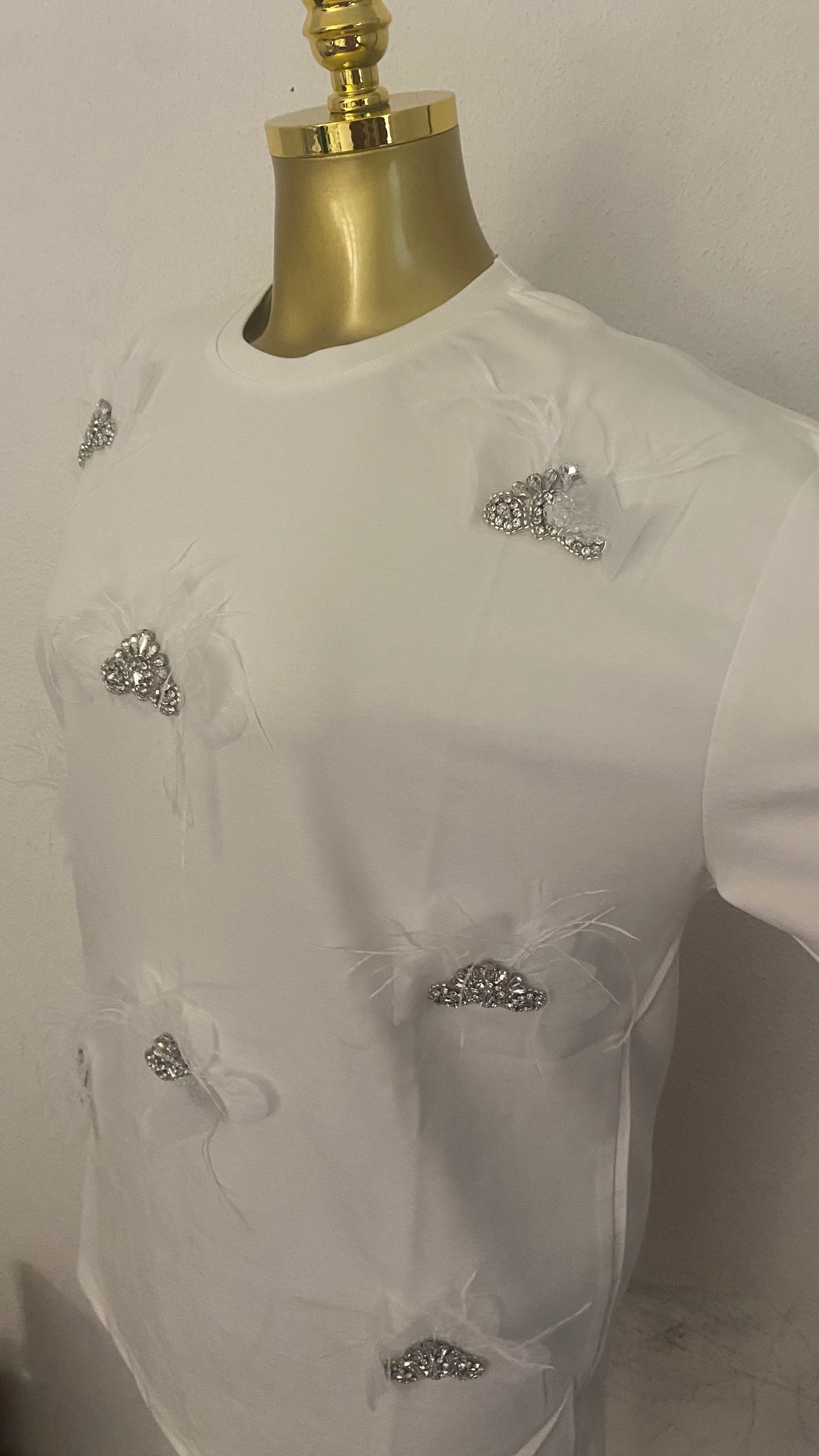 T-shirt blanc Cloudy Chic – Coupe droite & broderies grises