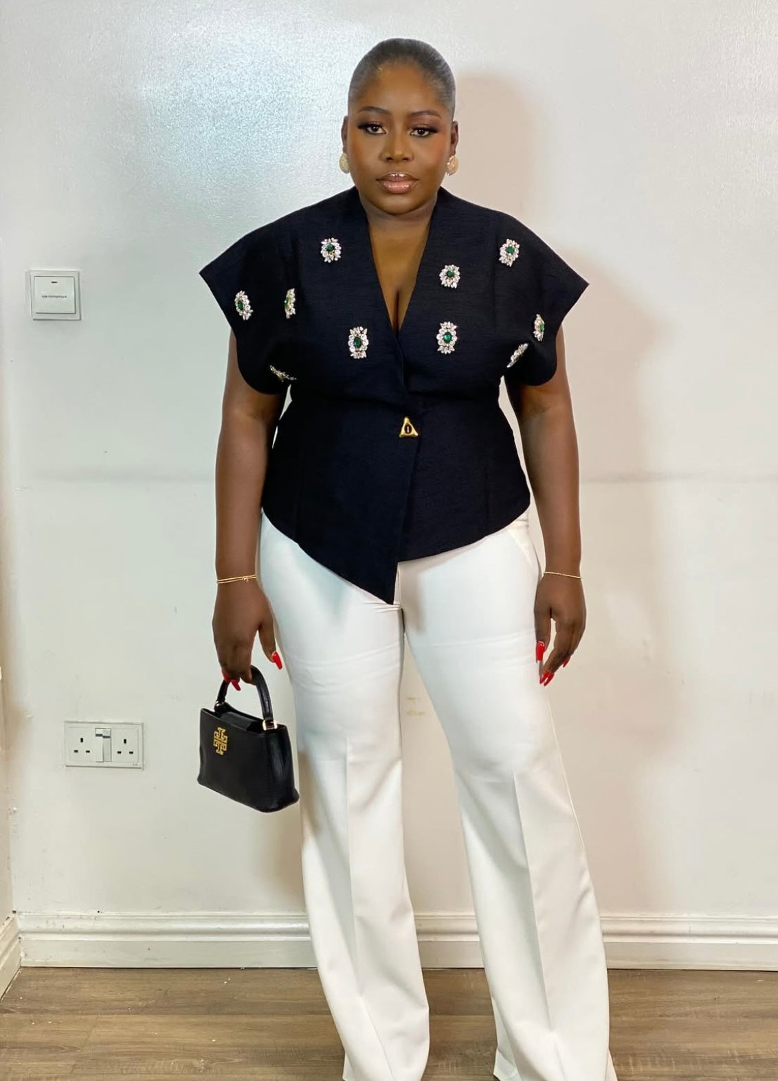 Top asymétrique chic avec broches bijoux
