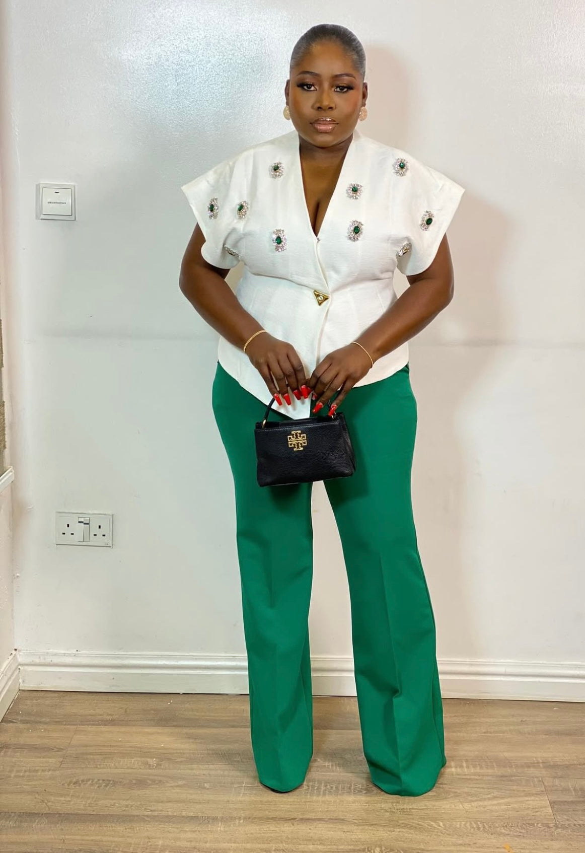 Top asymétrique chic avec broches bijoux