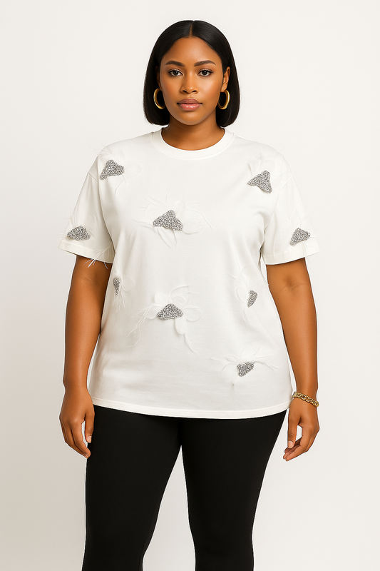 T-shirt blanc Cloudy Chic – Coupe droite & broderies grises