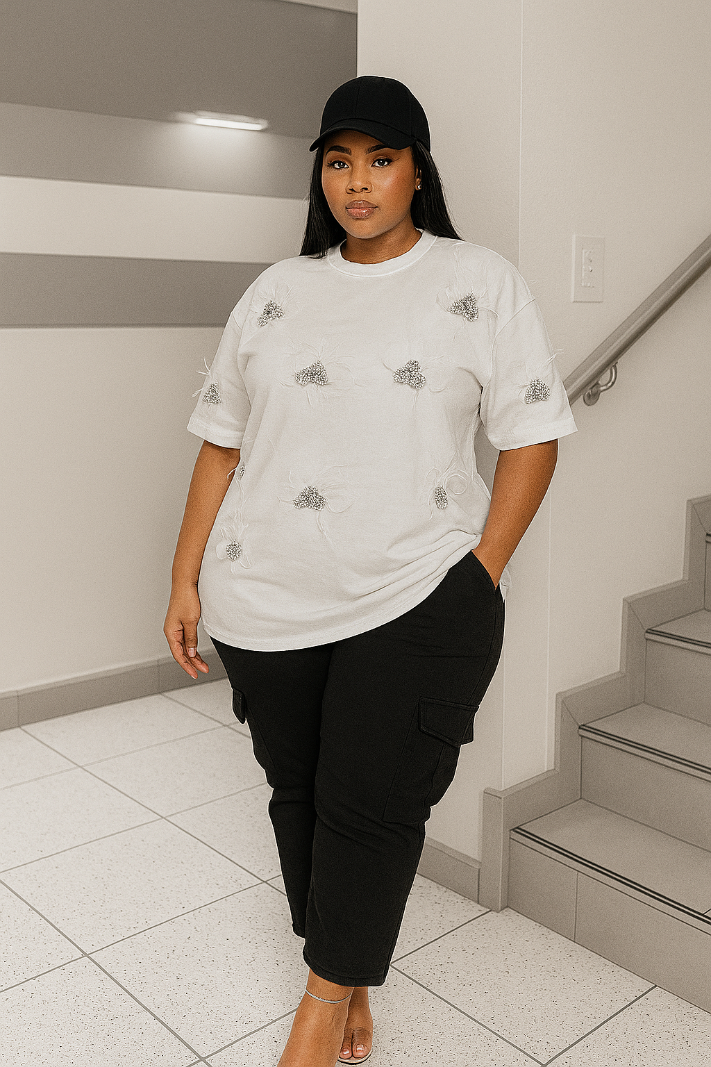 T-shirt blanc Cloudy Chic – Coupe droite & broderies grises