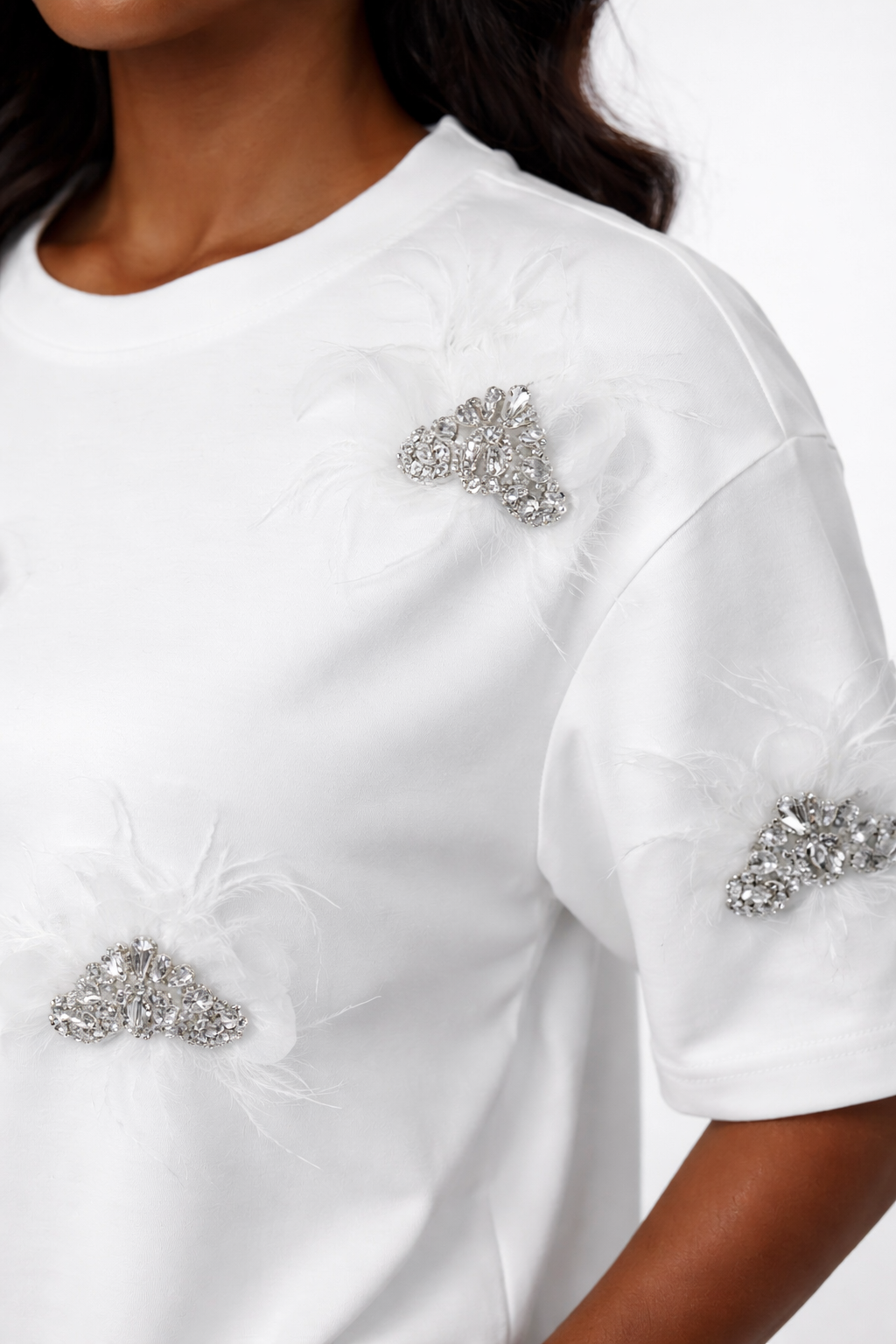 T-shirt blanc Cloudy Chic – Coupe droite & broderies grises