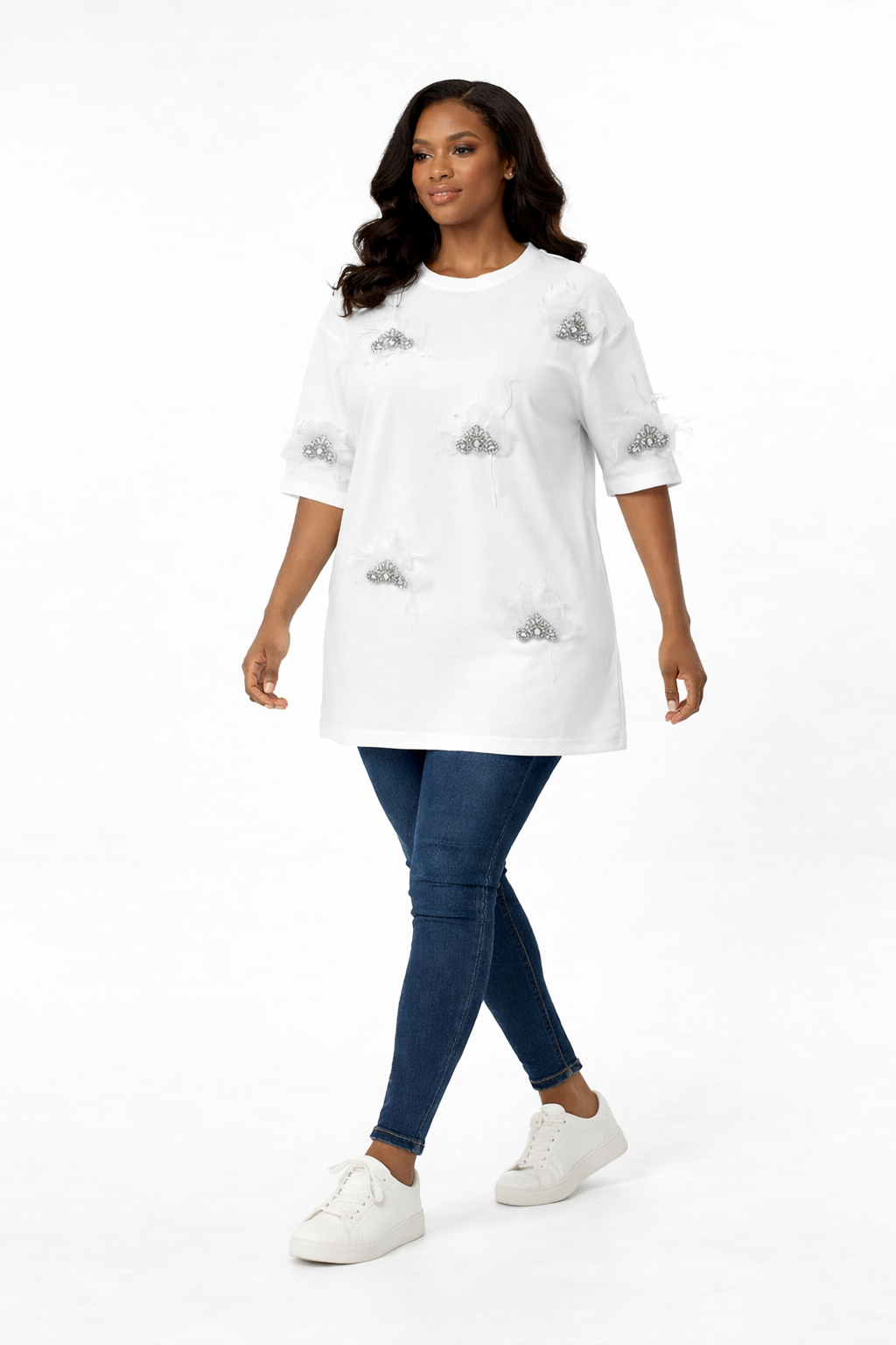 T-shirt blanc Cloudy Chic – Coupe droite & broderies grises