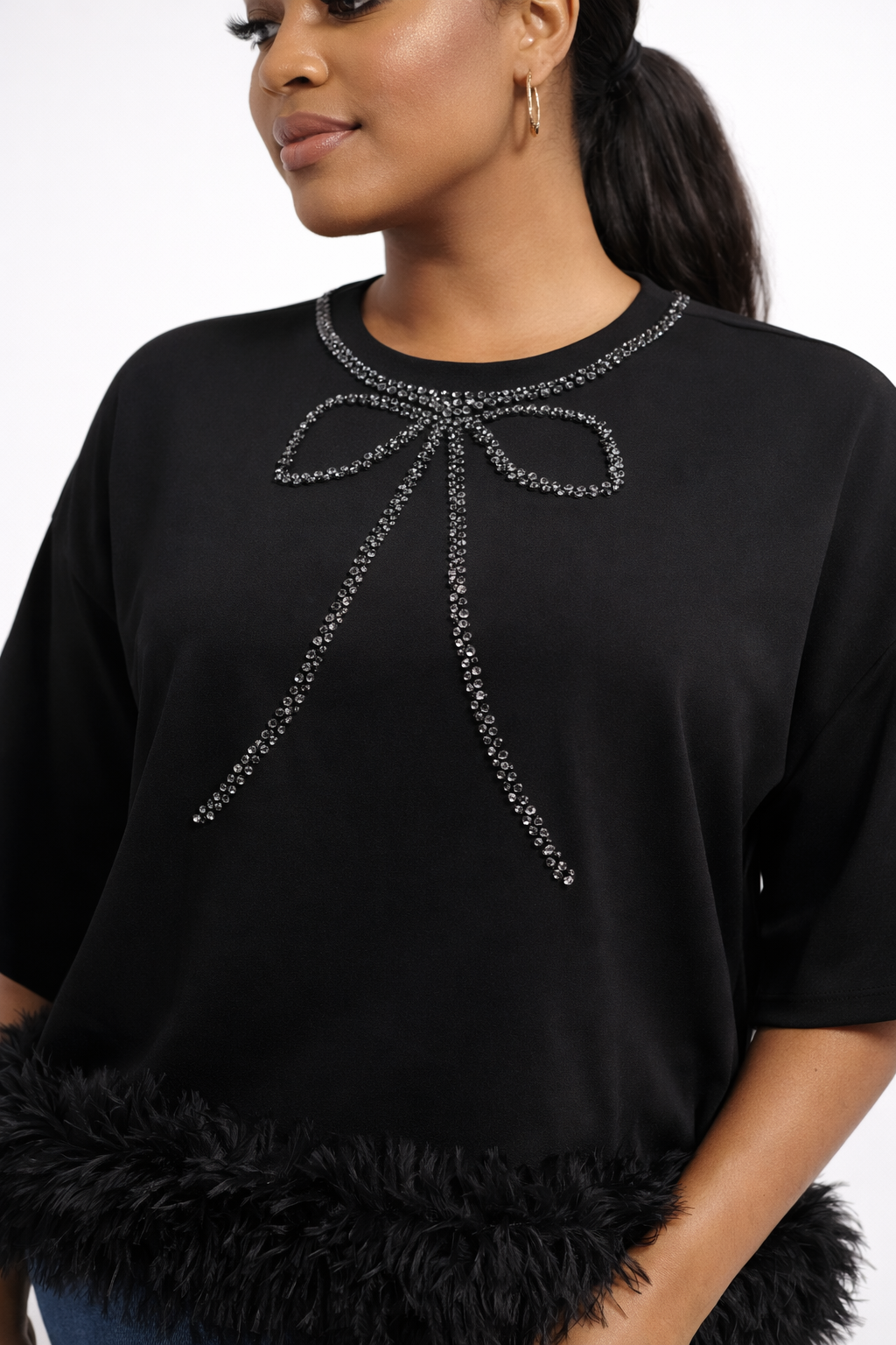 T-shirt Chic Noir à Détails Strass et Volants en Tulle