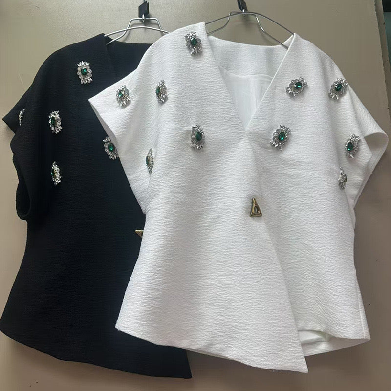 Top asymétrique chic avec broches bijoux