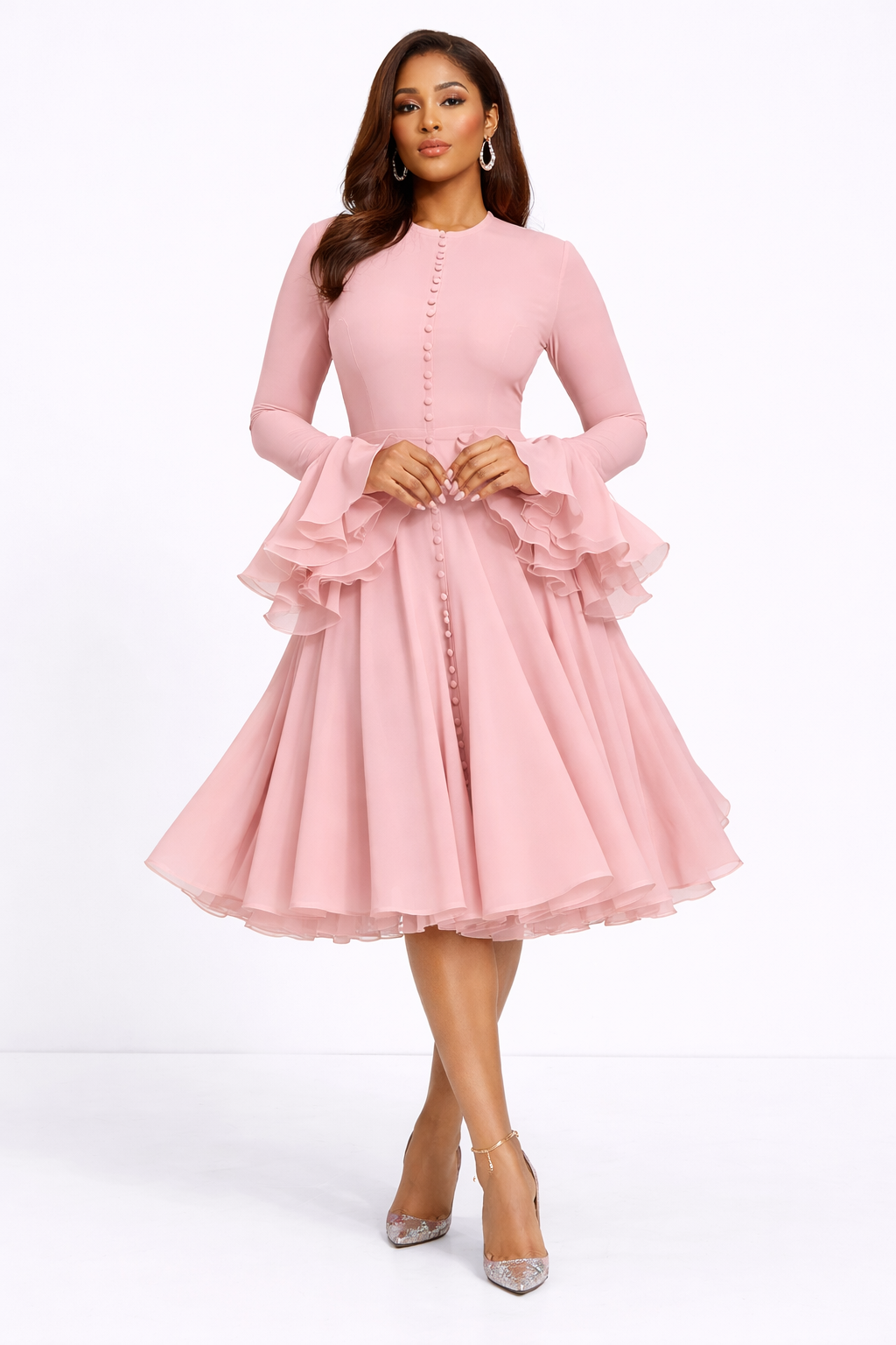 La nouvelle robe mi-longue à col montant, manches longues et taille cintrée au style raffiné