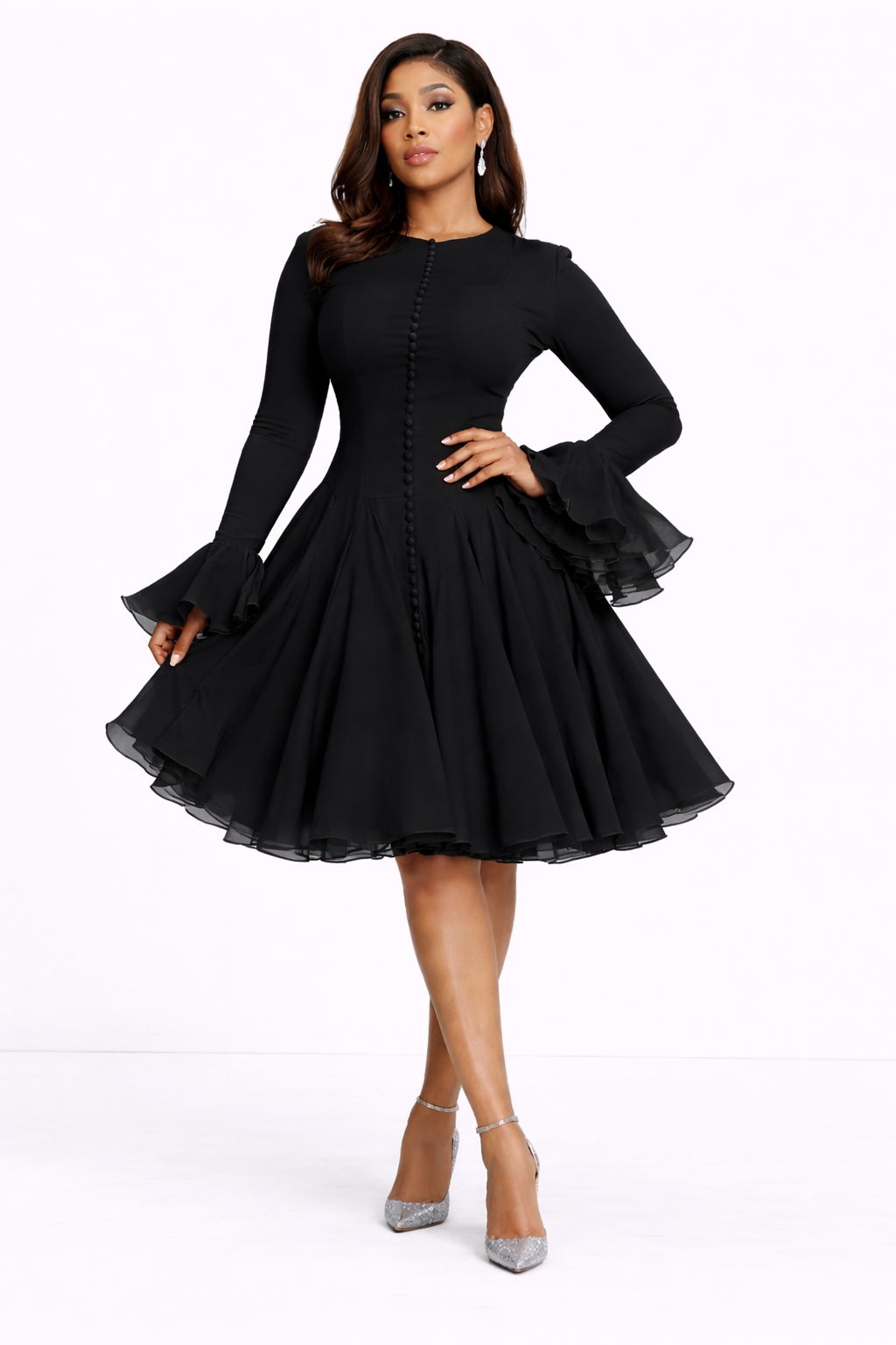 La nouvelle robe mi-longue à col montant, manches longues et taille cintrée au style raffiné
