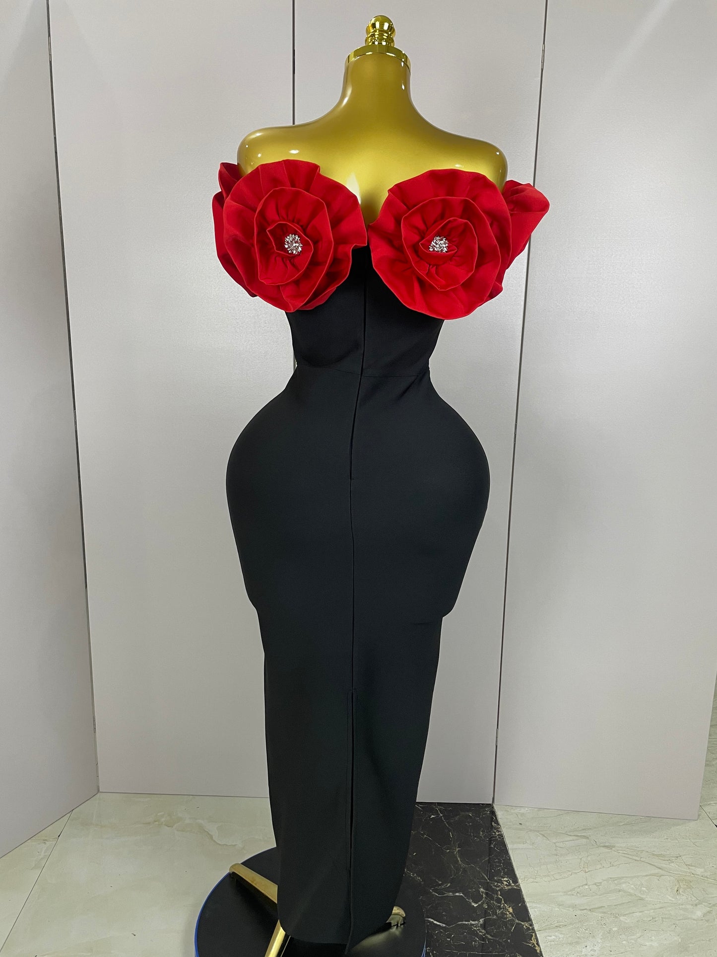 Robe Longue Ébène Glamour – Détails Dorés