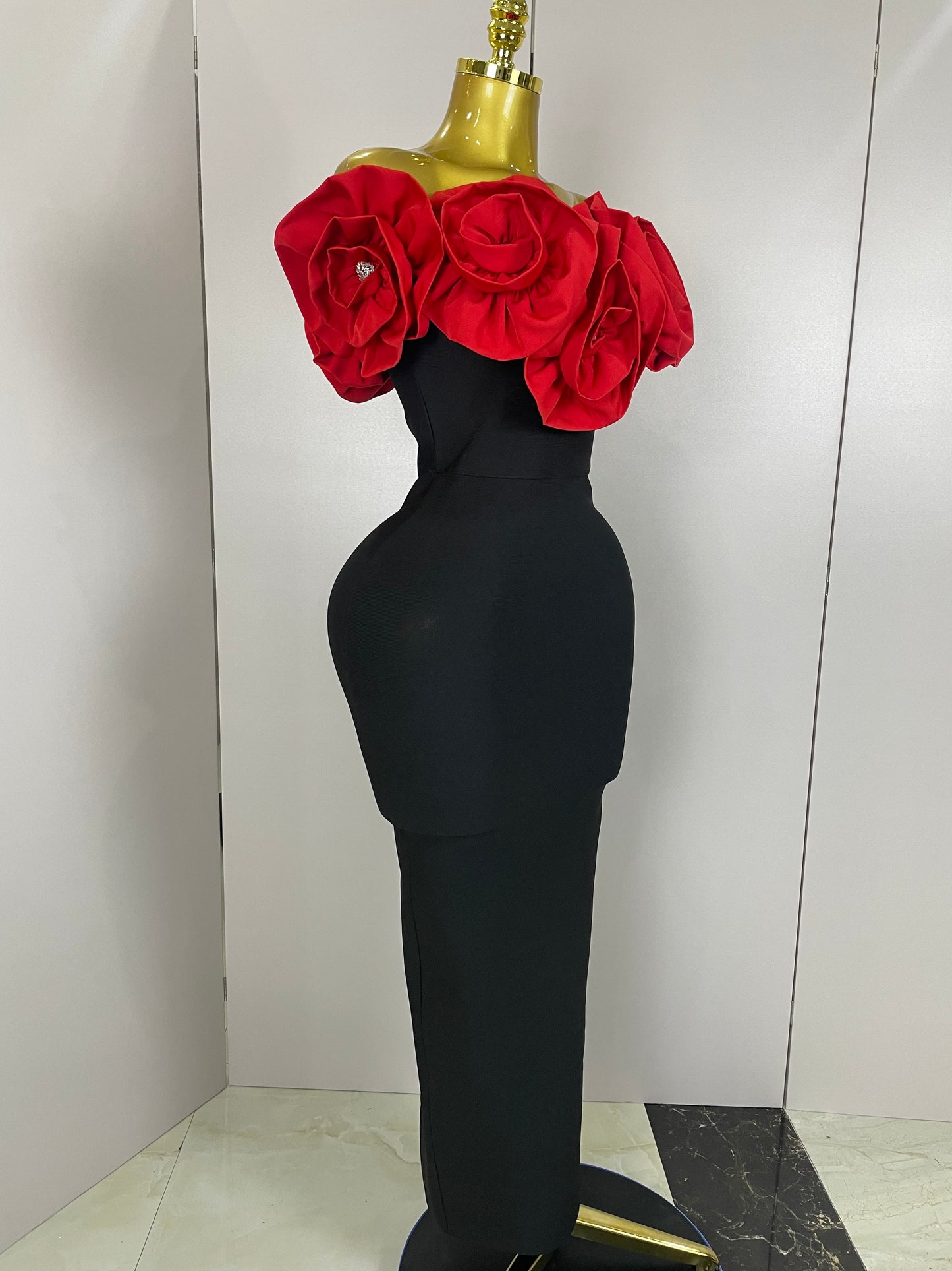 Robe Longue Ébène Glamour – Détails Dorés