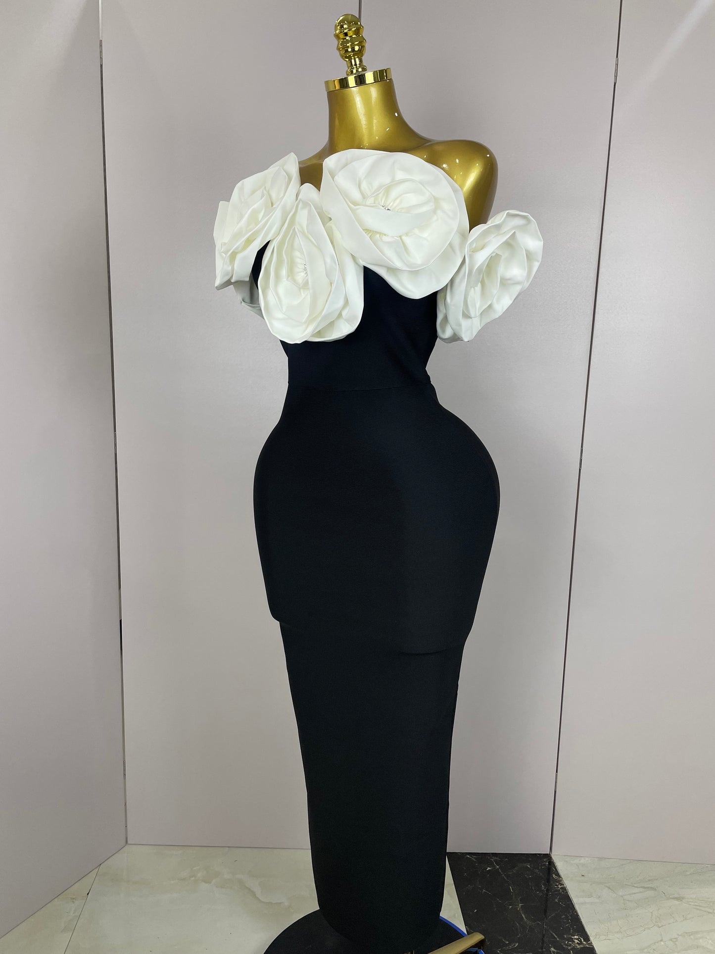 Robe Longue Ébène Glamour – Détails Dorés