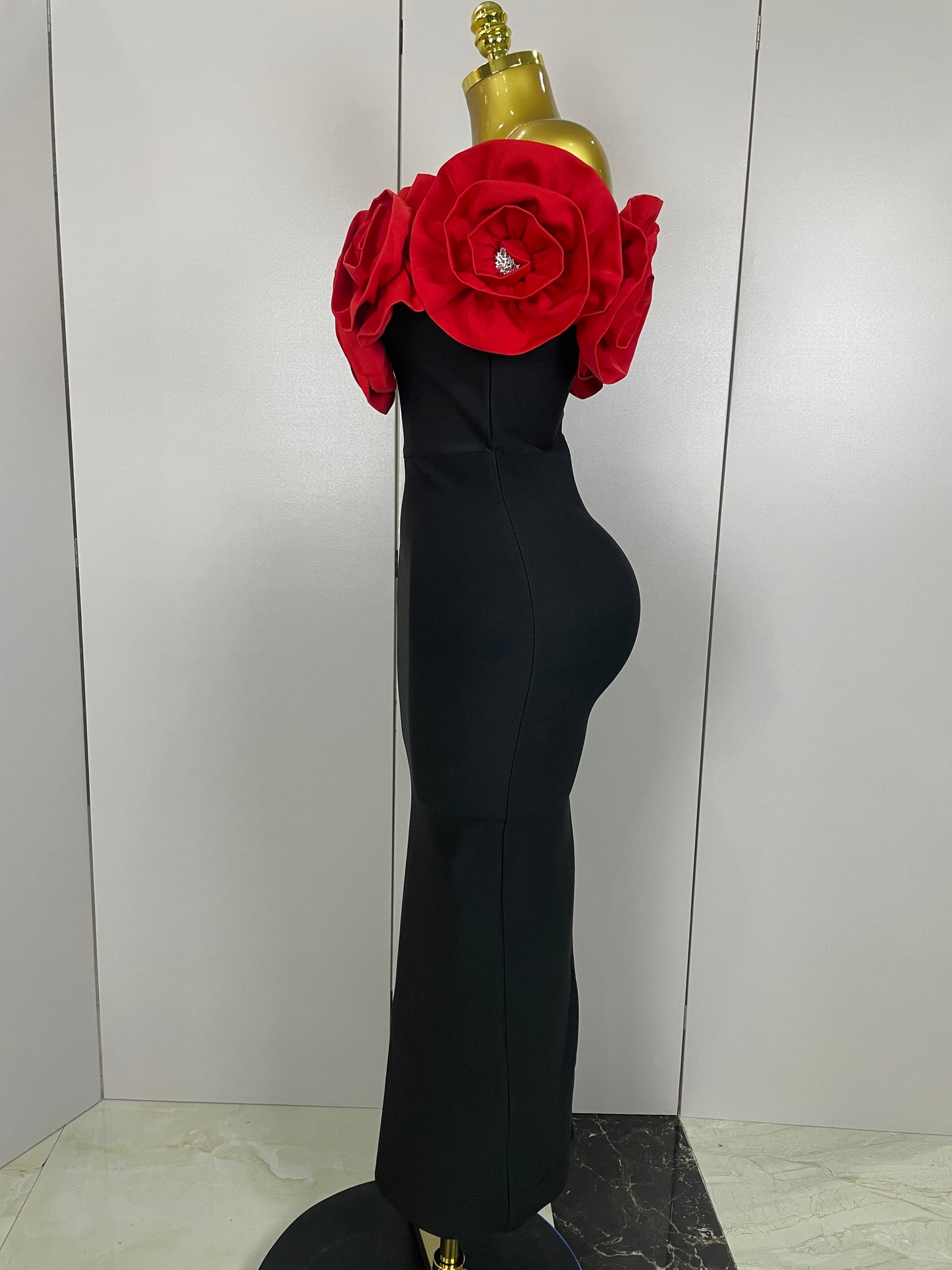 Robe Longue Ébène Glamour – Détails Dorés