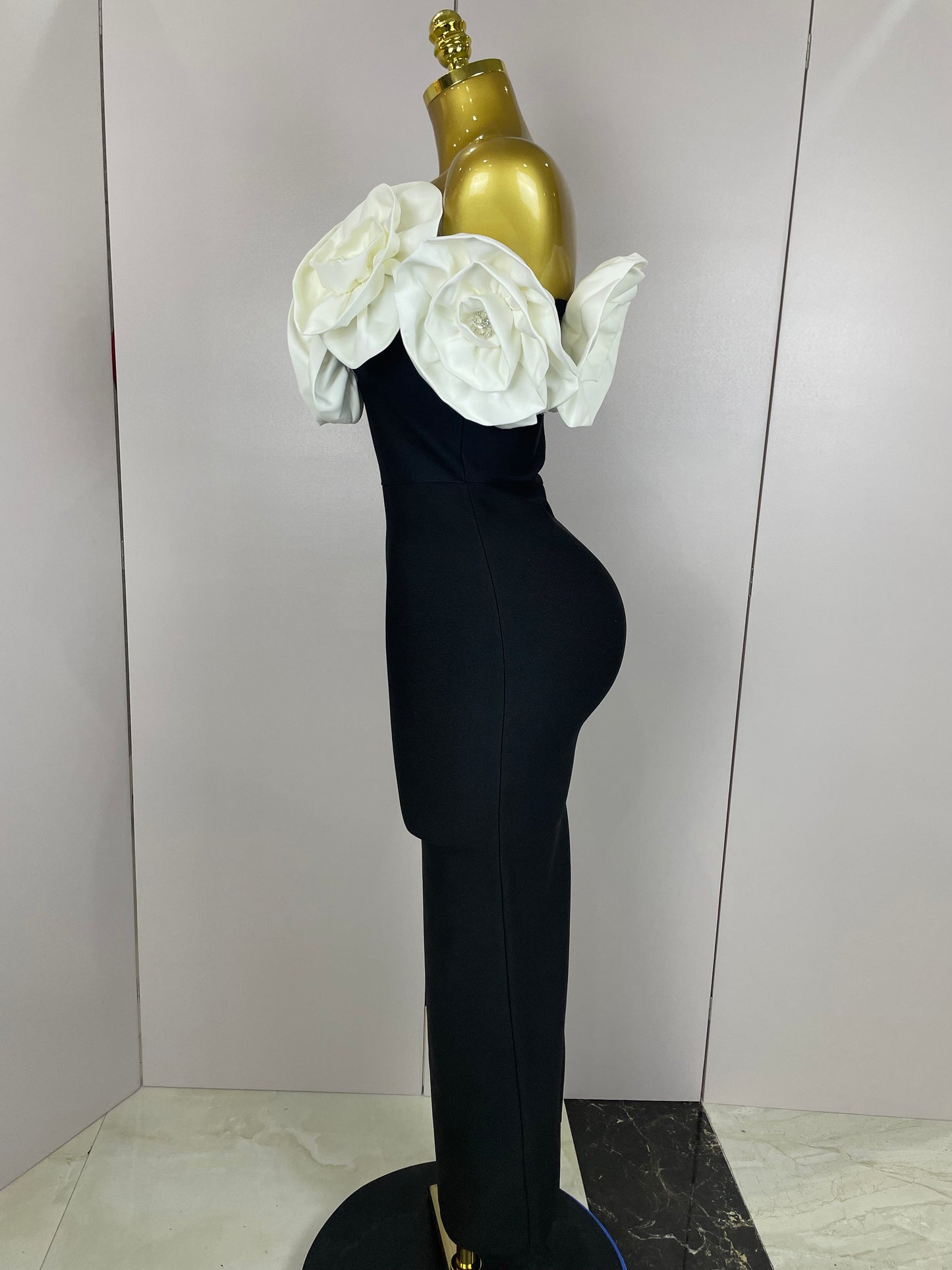 Robe Longue Ébène Glamour – Détails Dorés