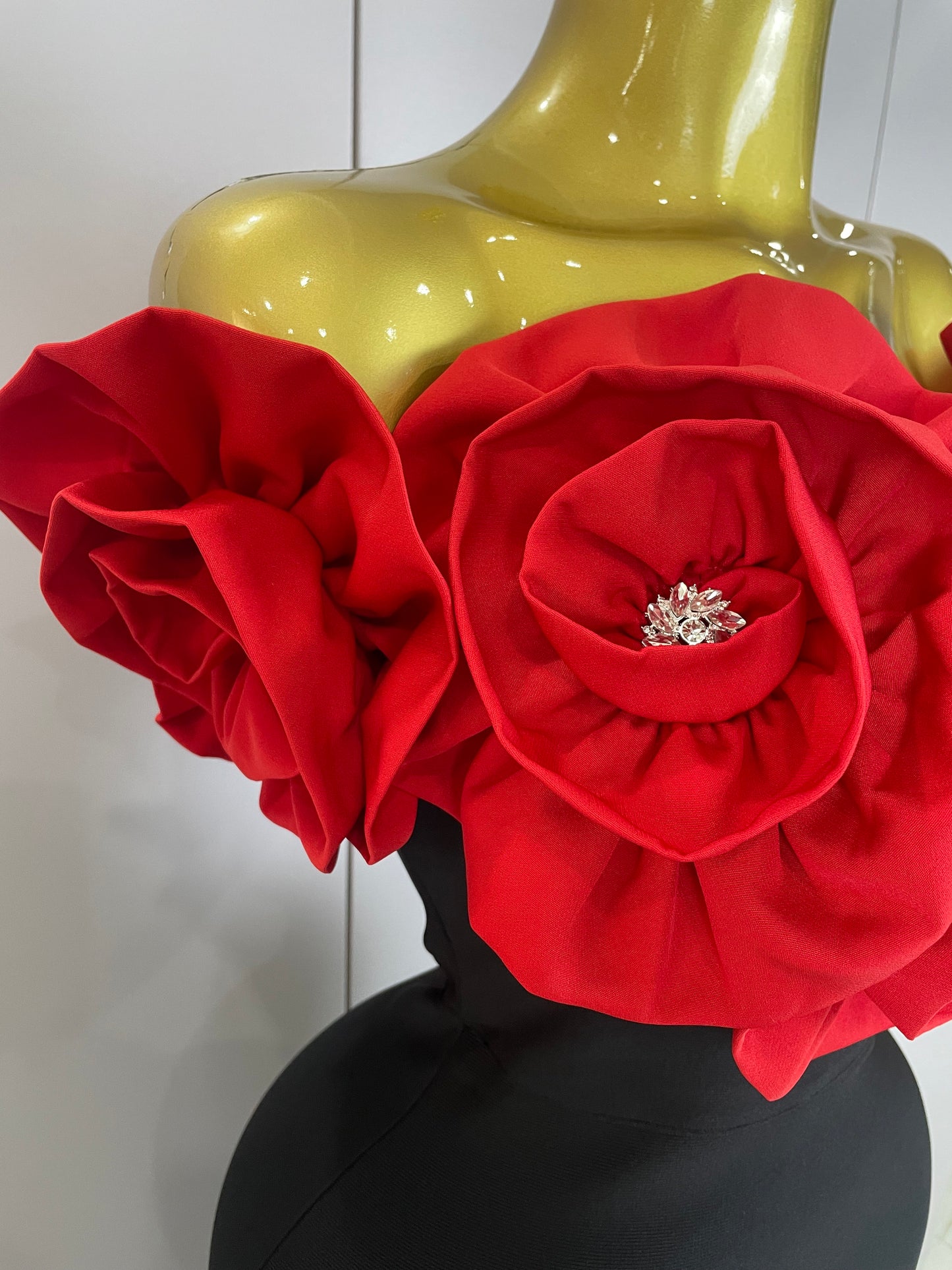 Robe Longue Ébène Glamour – Détails Dorés