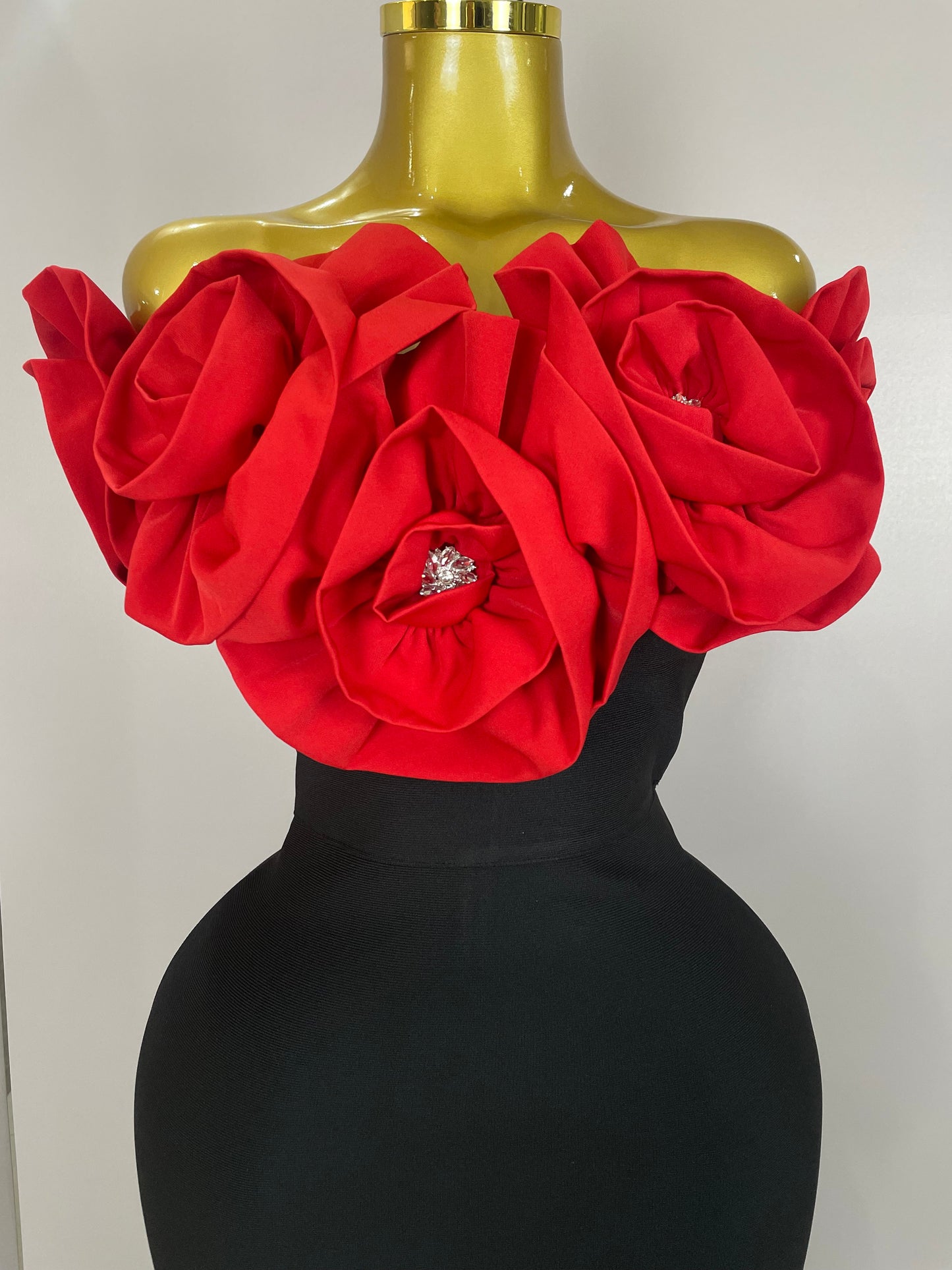 Robe Longue Ébène Glamour – Détails Dorés