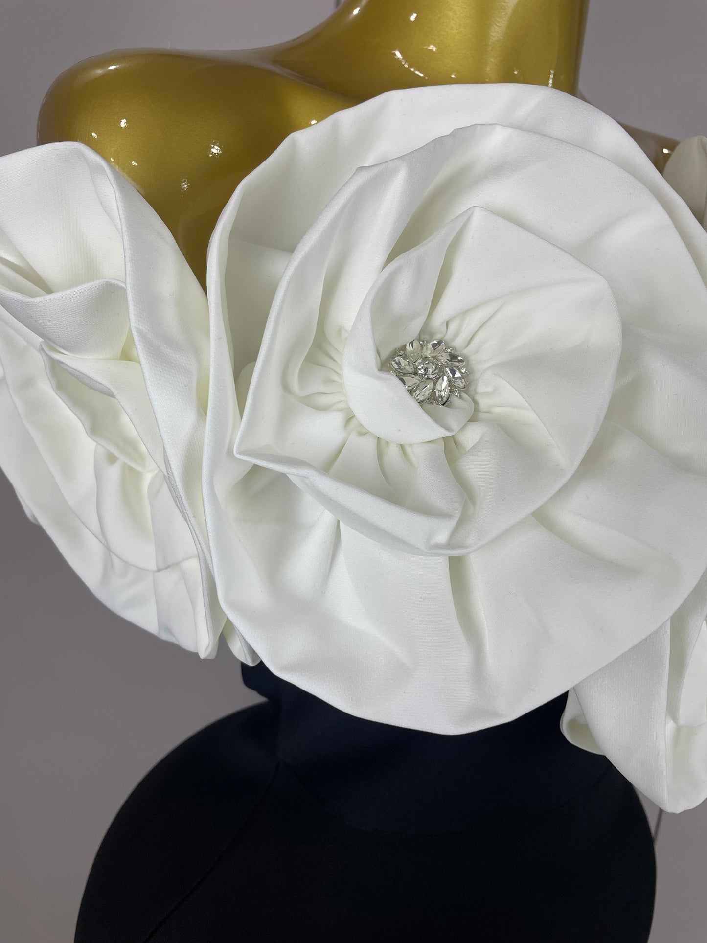 Robe Longue Ébène Glamour – Détails Dorés