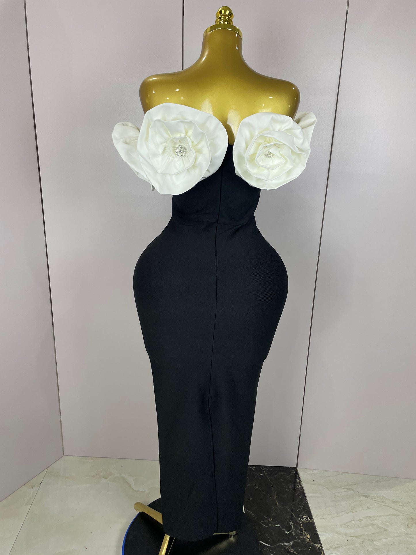 Robe Longue Ébène Glamour – Détails Dorés