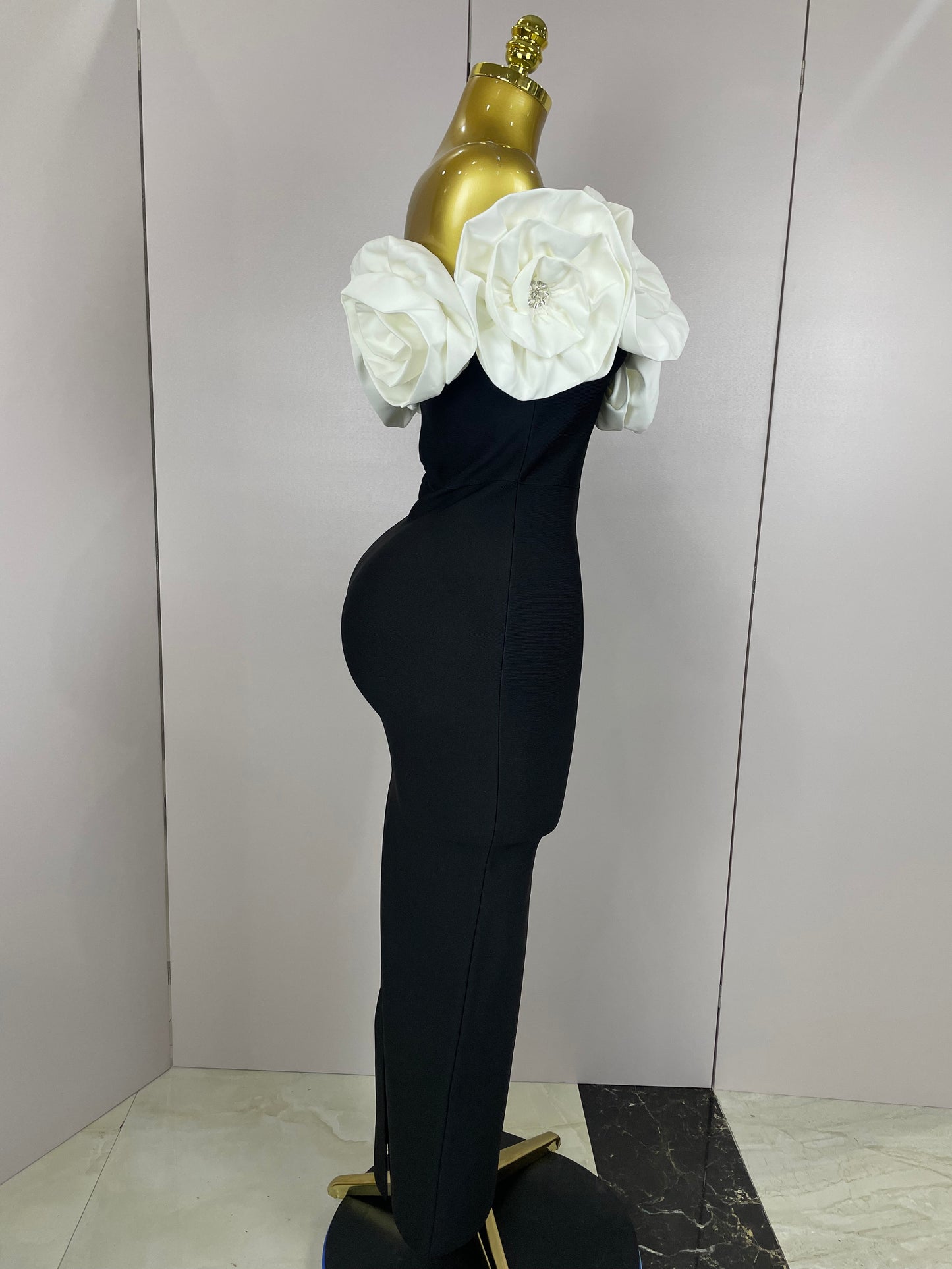 Robe Longue Ébène Glamour – Détails Dorés