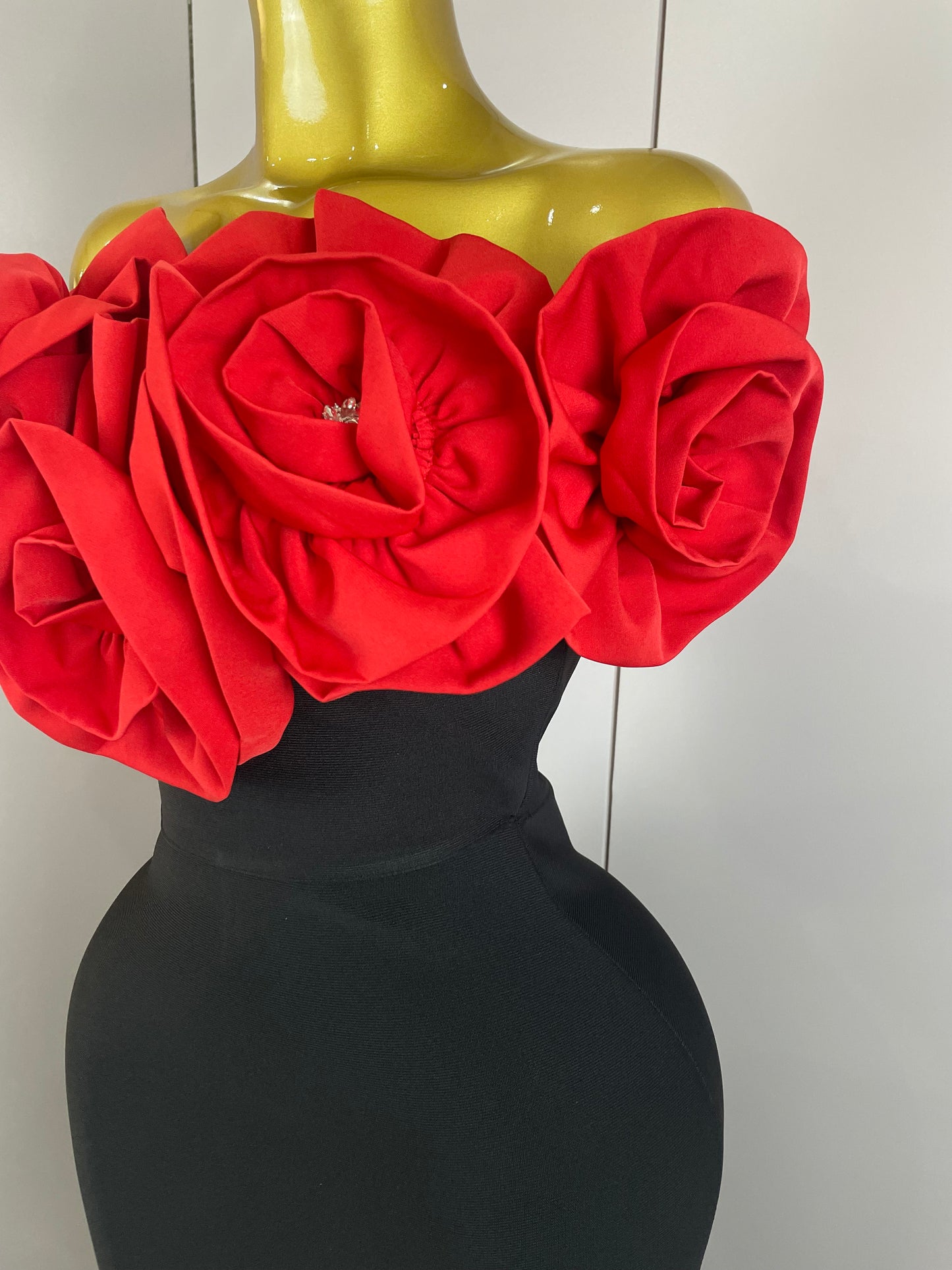 Robe Longue Ébène Glamour – Détails Dorés