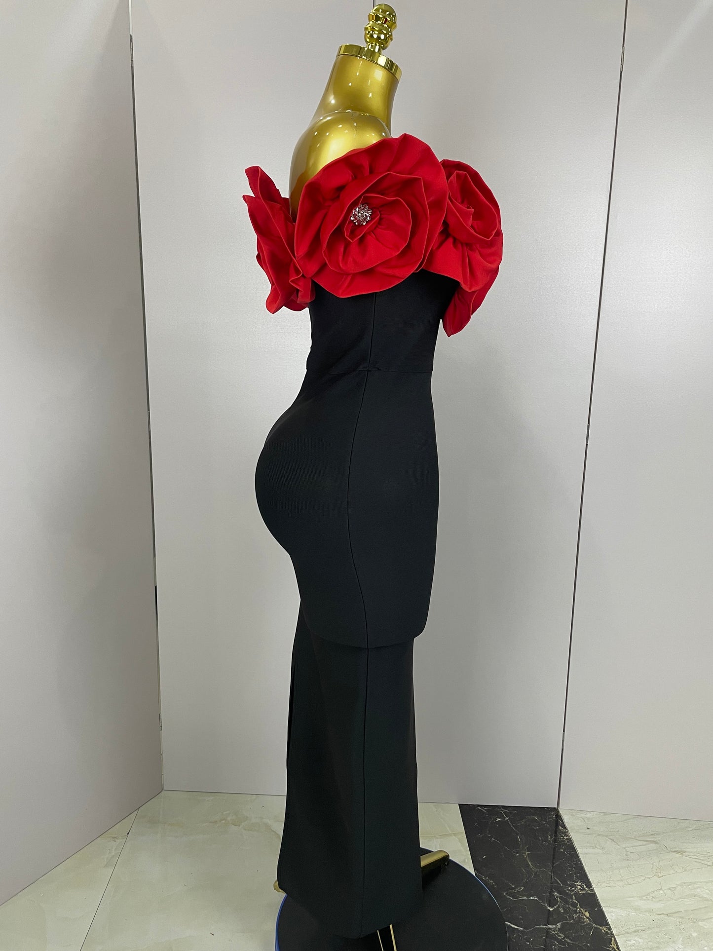 Robe Longue Ébène Glamour – Détails Dorés