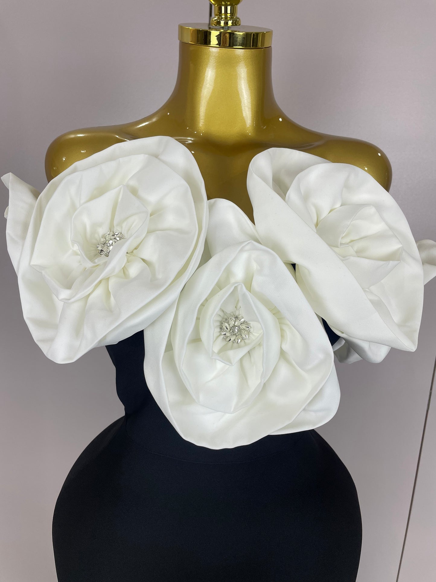 Robe Longue Ébène Glamour – Détails Dorés