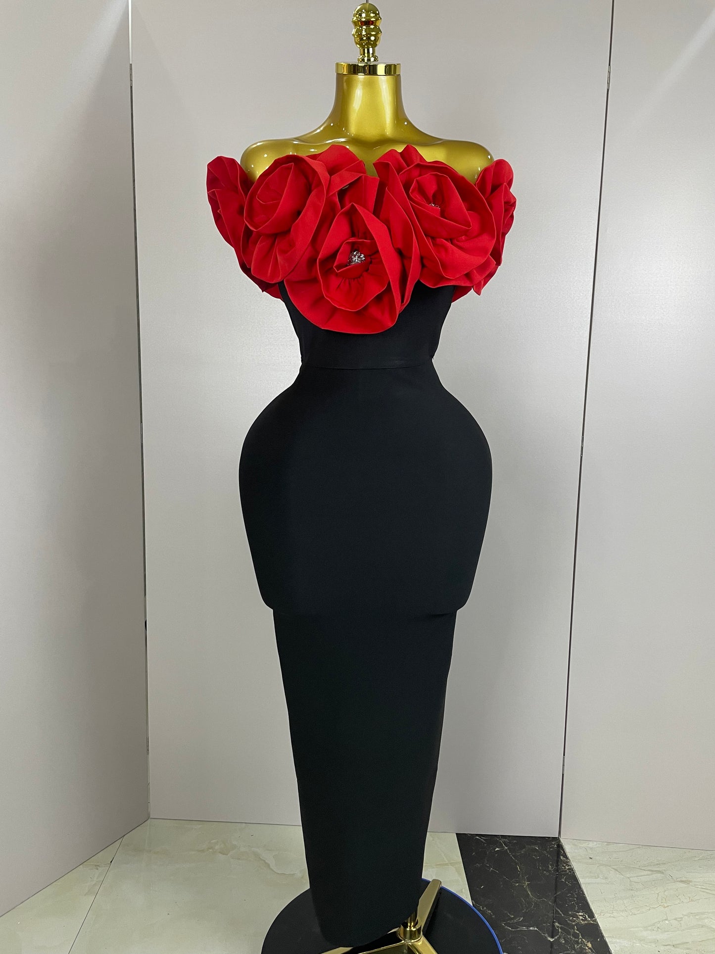 Robe Longue Ébène Glamour – Détails Dorés