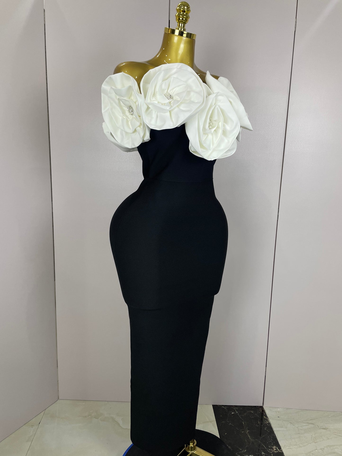 Robe Longue Ébène Glamour – Détails Dorés