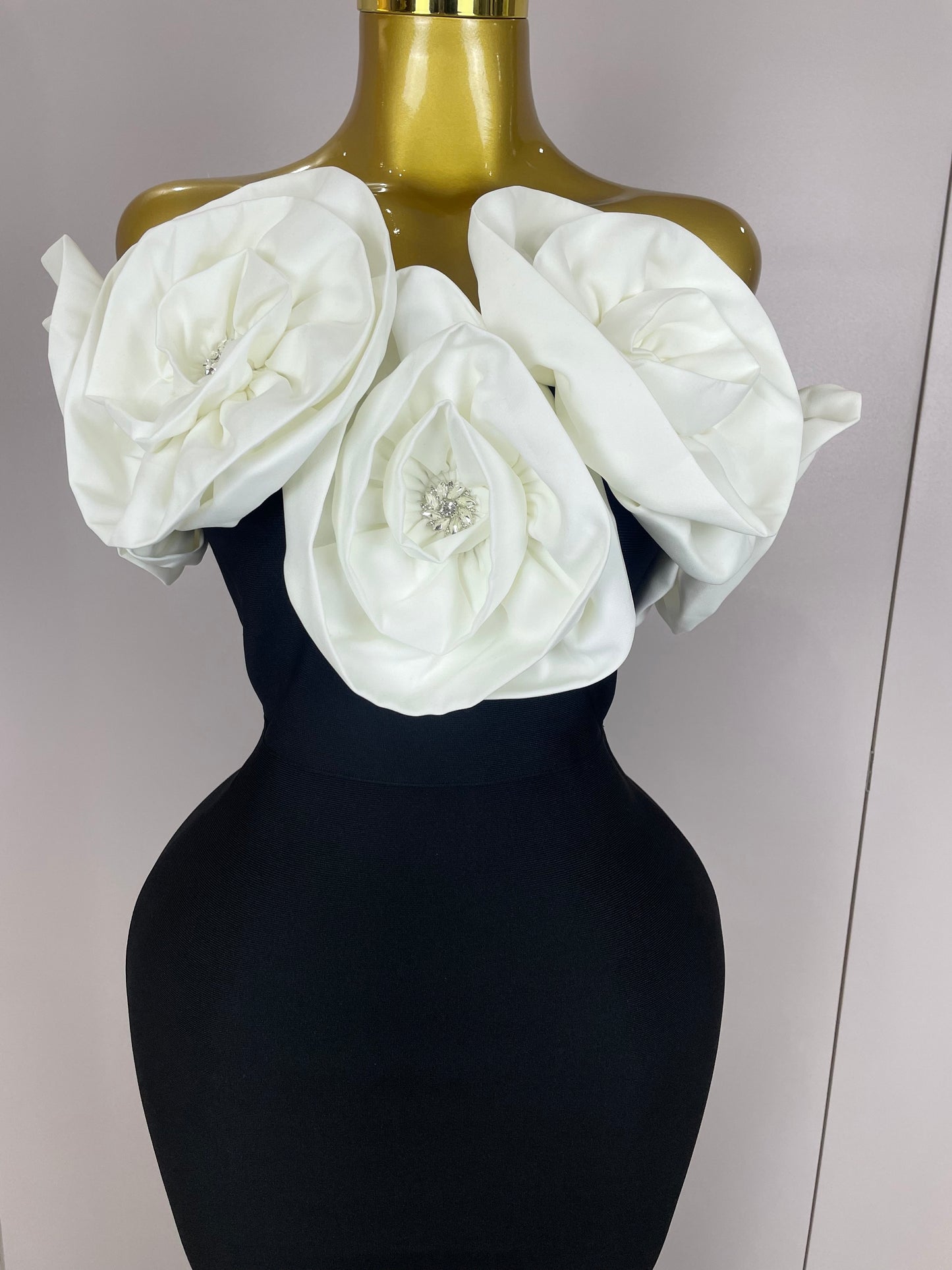 Robe Longue Ébène Glamour – Détails Dorés