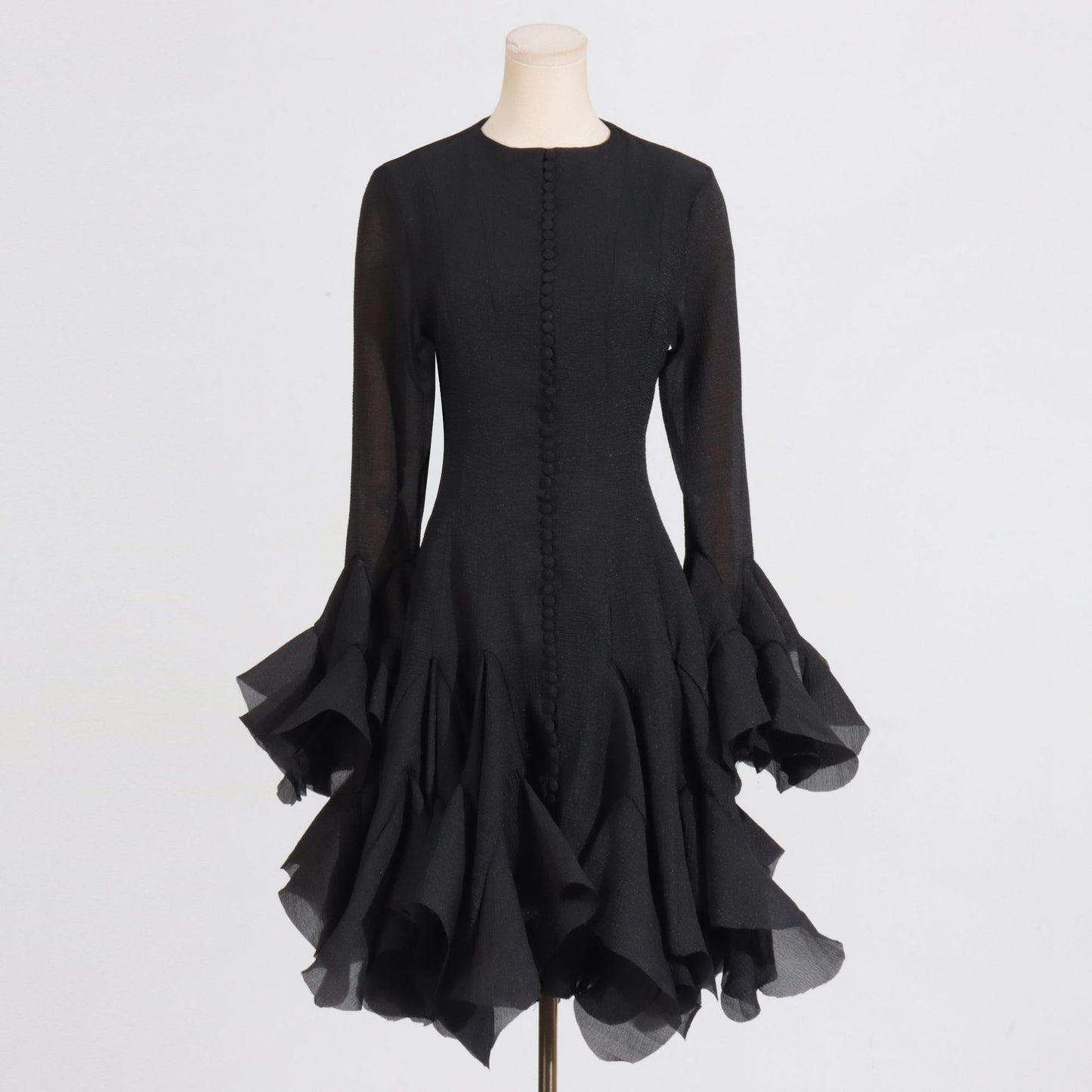 La nouvelle robe mi-longue à col montant, manches longues et taille cintrée au style raffiné
