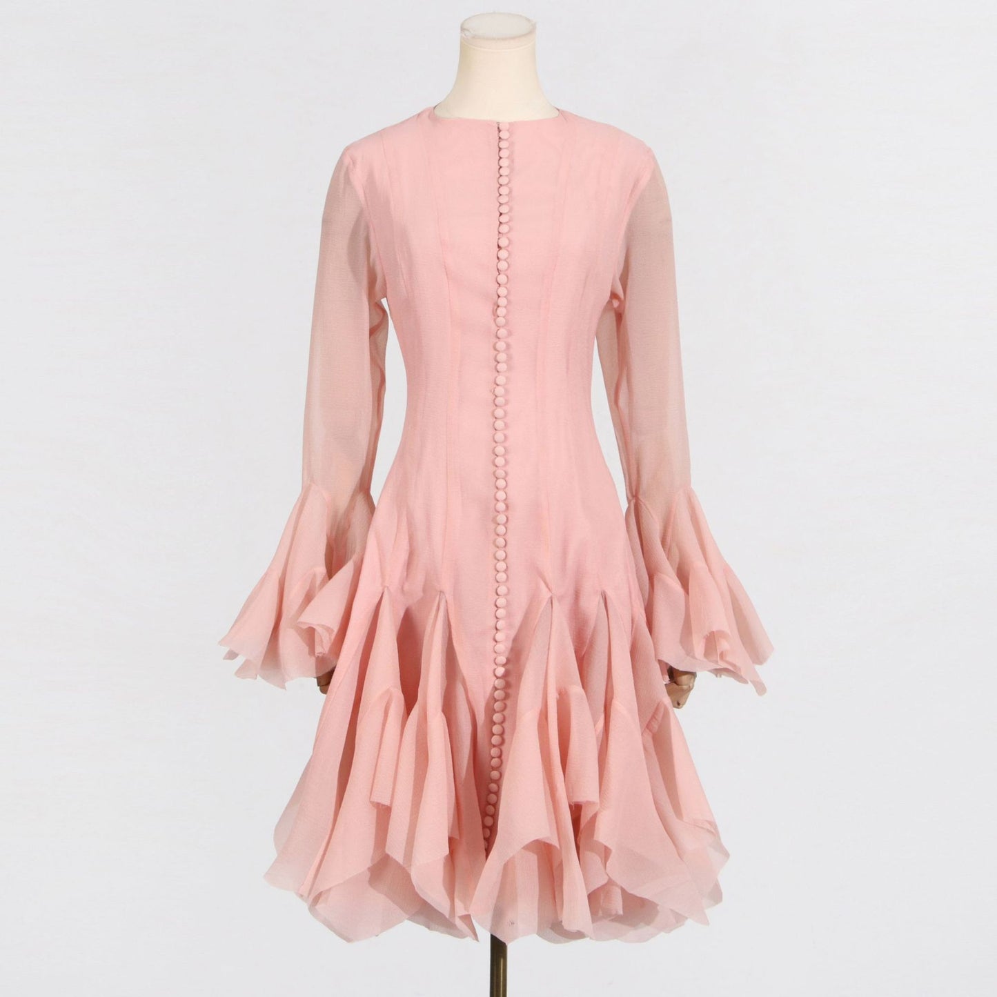 La nouvelle robe mi-longue à col montant, manches longues et taille cintrée au style raffiné