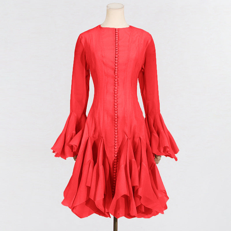 La nouvelle robe mi-longue à col montant, manches longues et taille cintrée au style raffiné